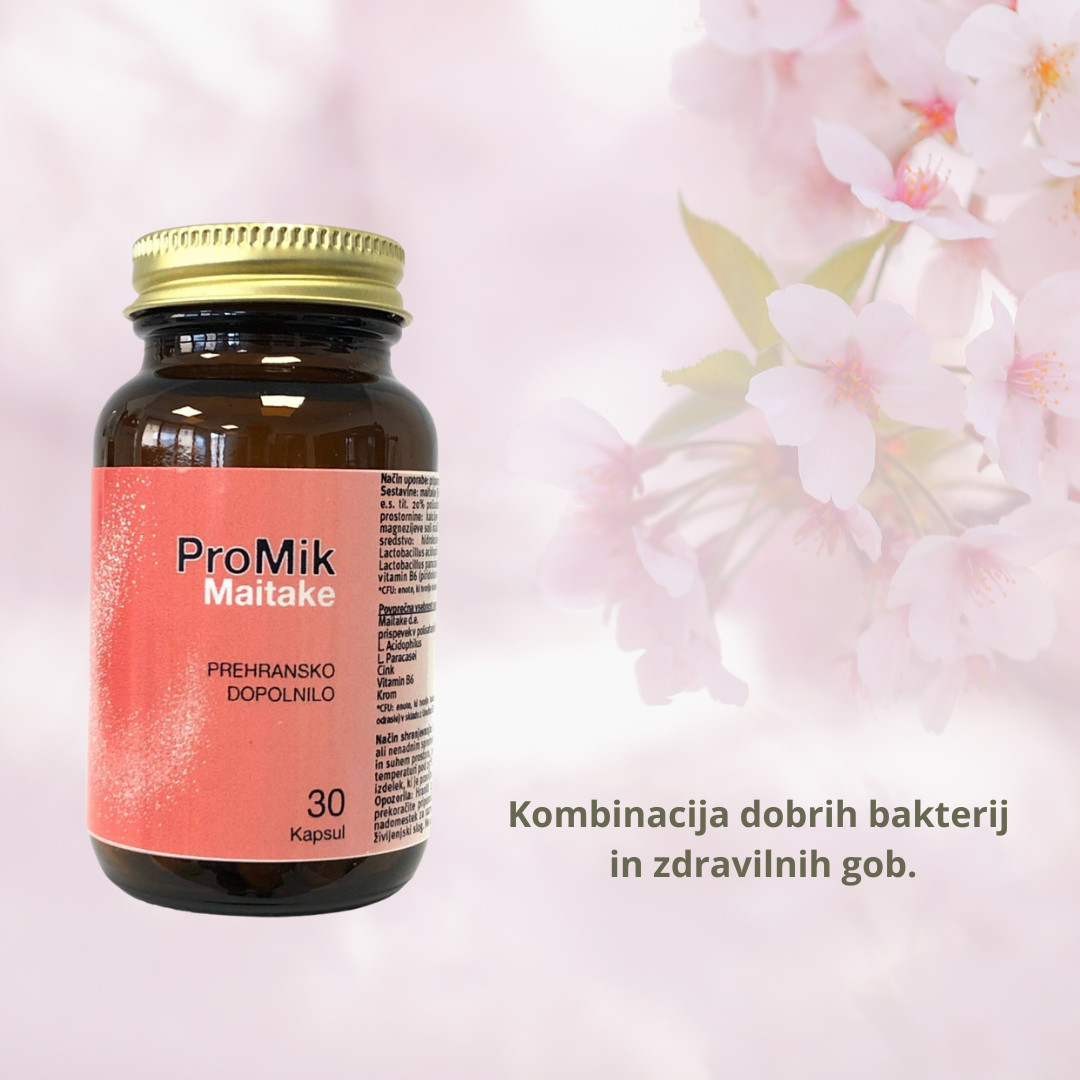 Škatlica ProMik Maitake probiotikov z gobo Maitake na rožnatem ozadju s cvetovi – sinergija probiotikov in gobe Maitake za podporo imunskemu sistemu.