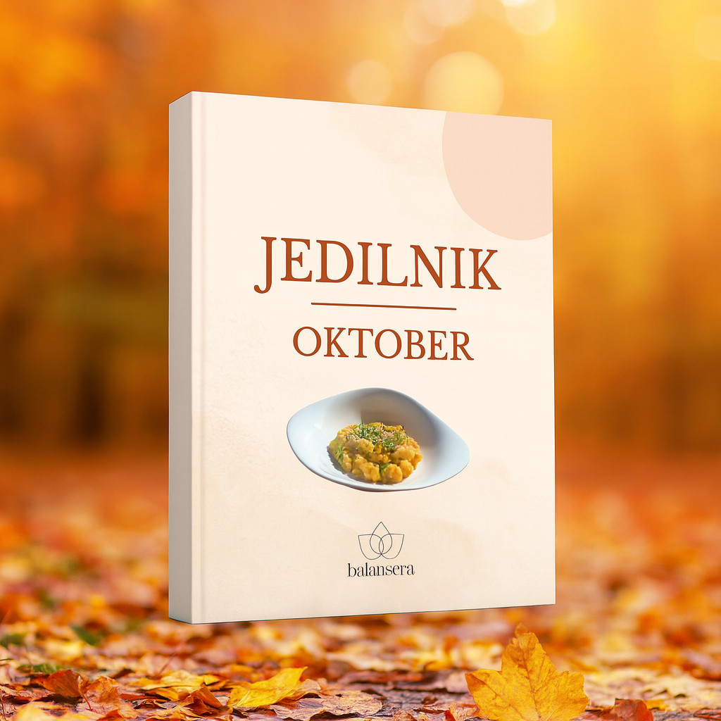 3D prikaz knjige Jedilnik Oktober, postavljene na mehko izostrenem jesenskem ozadju z rumeno-oranžnimi listi. Naslovnica je svetla, minimalistična, z jedjo na sredini in logotipom Balansera.