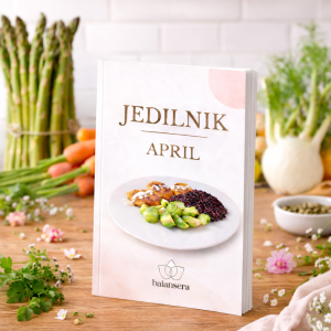 Pomladni jedilnik za april na lesenem kuhinjskem pultu, obdan s šparglji, korenjem, koromačem, peteršiljem in nežnimi cvetovi